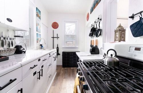 Central City Apartment | Your Cozy SLC Apartment: King Bed, Wi-Fi, and Close to Liberty Park!