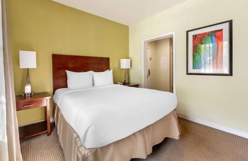 West Kissimmee Hotel | Your Gateway to Orlando Adventure! Outdoor Pool, Full Kitchen, Free Shuttle!