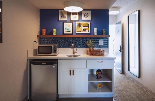 Waikiki Hotel | Your Gateway to Waikiki's White Sands! Contemporary Unit with Private Lanai!