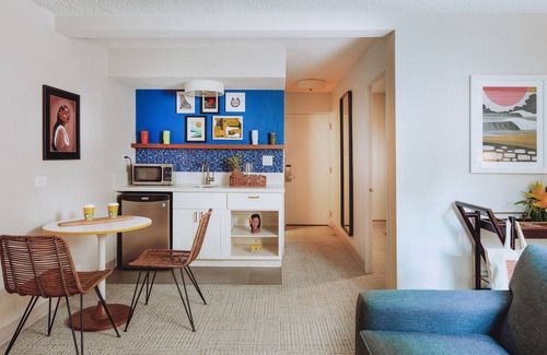 Waikiki Hotel | Your Gateway to Waikiki's White Sands! Contemporary Unit with Private Lanai!
