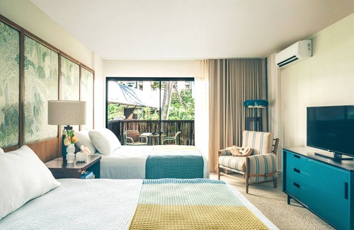 Waikiki Hotel | Your Gateway to Waikiki's White Sands! Contemporary Unit with Private Lanai!