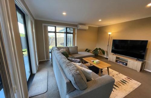 Pukehangi House | Your Happy place-Quiet area & Spa pool