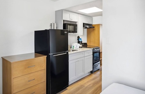 Fort Bay House | Your Home Away From Home! Gulf View, Free Parking, Direct Access to Beach