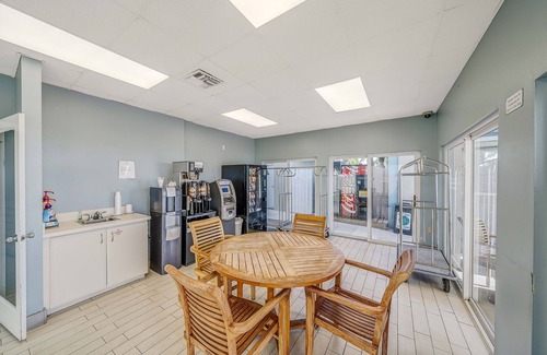 Fort Bay House | Your Home Away From Home! Gulf View, Free Parking, Direct Access to Beach