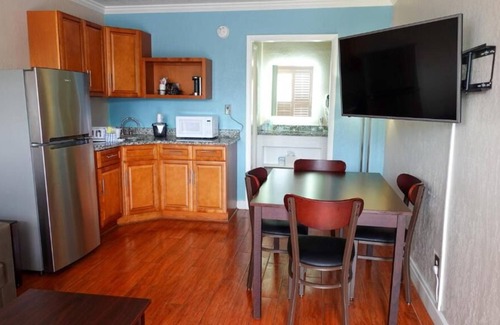 June Park House | Your Home Away From Home! Free Breakfast, Free Parking, Pool!