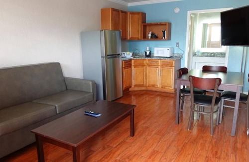 June Park House | Your Home Away From Home! Free Breakfast, Free Parking, Pool!