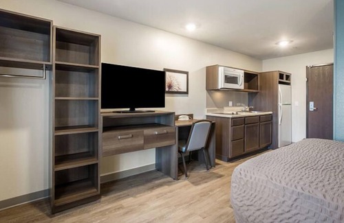 Bellflower Hotel | Your Home Away from Home! Full Kitchen, Pet-friendly, Free Parking!