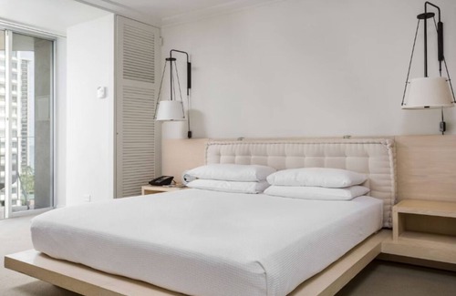 Waikiki Hotel | Your Home in the Tropics! Oceanfront, Outdoor Swimming Pool!