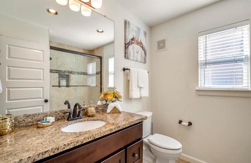 MacGregor Apartment | Your Luxury 2 Bed Escape*Medical Ctr*Mid/Downtown