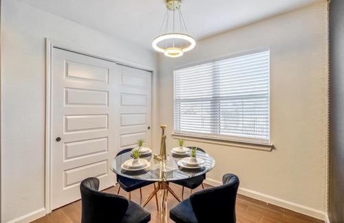MacGregor Apartment | Your Luxury 2 Bed Escape*Medical Ctr*Mid/Downtown