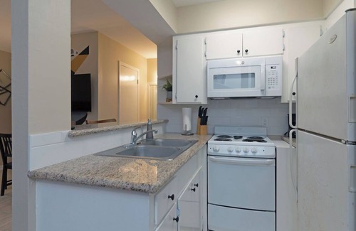 Neartown Apartment | Your Montrose Marshal! Sleeps 18, 9BR, 9BA, 9PA