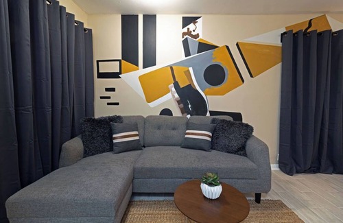 Neartown Apartment | Your Montrose Marshal! Sleeps 18, 9BR, 9BA, 9PA