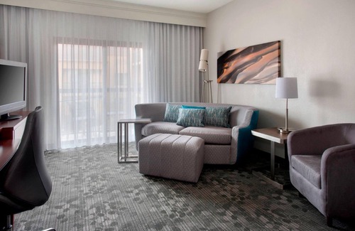 Middletown Hotel | Your Newport Escape Awaits! Pet-friendly Suite w/Balcony! Close to Downtown!