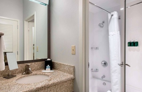 Middletown Hotel | Your Newport Escape Awaits! Pet-friendly Suite w/Balcony! Close to Downtown!