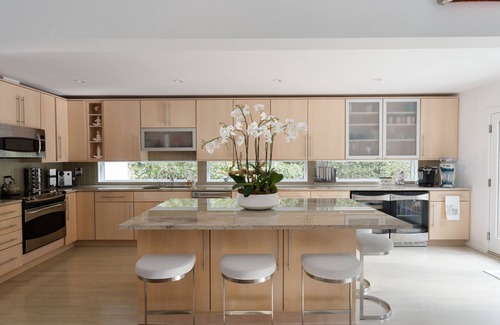 East Hampton House | Your Private Hamptons Getaway with year round outdoor hot tub and sauna!
