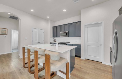 Hutto House | Your Private Oasis- 3 Bedrooms, 3 Bathroom of Pure luxury! Elegant and Spacious.