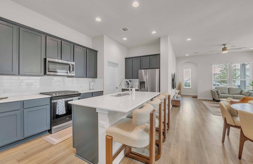 Hutto House | Your Private Oasis- 3 Bedrooms, 3 Bathroom of Pure luxury! Elegant and Spacious.