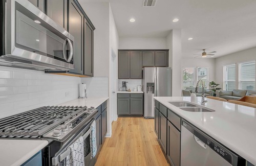Hutto House | Your Private Oasis- 3 Bedrooms, 3 Bathroom of Pure luxury! Elegant and Spacious.