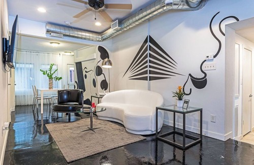 Greenway Plaza-Upper Kirby Apartment | Your Queen's Gambit! Sleeps 10/4BR/3BA/2PA