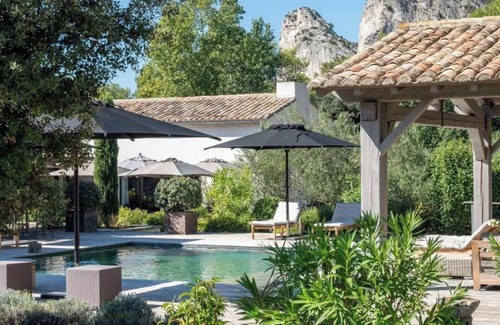 St.-Remy-de-Provence House | Your refuge in the heart of the Alps, a privileged location surrounded by pine trees.