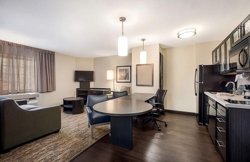 Clearwater Hotel | Your Relaxing Getaway Awaits! 3 Spacious Units, Outdoor Pool, Pets Allowed!