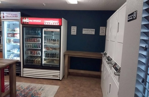 Somerset Apartment | Your Relaxing Getaway Awaits! 2 Family-friendly units near Billy Bob's Texas!