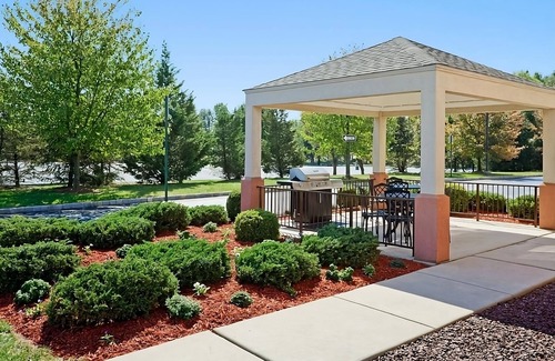 Somerset Apartment | Your Relaxing Getaway Awaits! 2 Family-friendly units near Billy Bob's Texas!