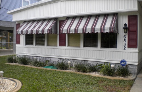 Weeki Wachee Gardens House | Your River Retreat.2 Bedrooms/2 Baths/Large Screen Porch On Water.Sleeps 6