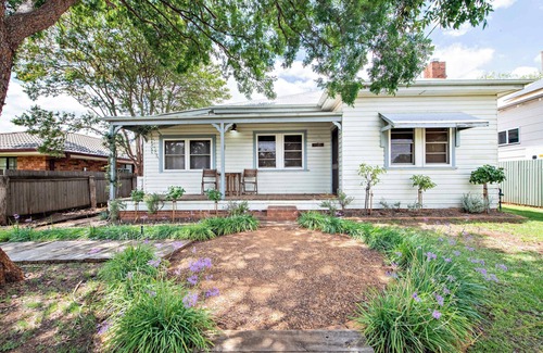 Dubbo House | Yourie Cottage - Firepit, Lush Gardens, Pets Allowed