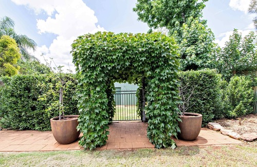 Dubbo House | Yourie Cottage - Firepit, Lush Gardens, Pets Allowed