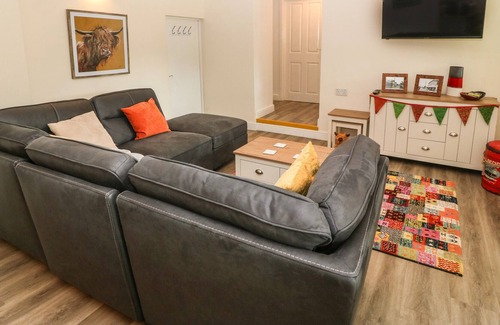 Edern Apartment | YR HEN BOST, pet friendly, country holiday cottage in Morfa Nefyn