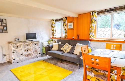Llanfair Caereinion House | YR HEN EFAIL, pet friendly, character holiday cottage in Llangadfan