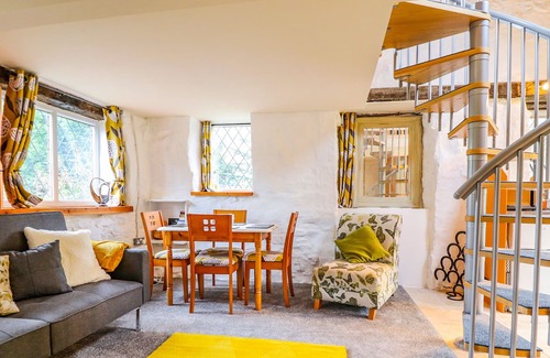 Llanfair Caereinion House | YR HEN EFAIL, pet friendly, character holiday cottage in Llangadfan