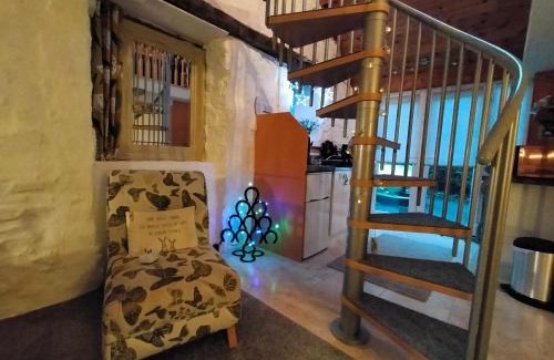 Llanfair Caereinion Apartment | Yr Hen Efail - Quirky Old Smithy cottage near forest walks, cycling & lakes