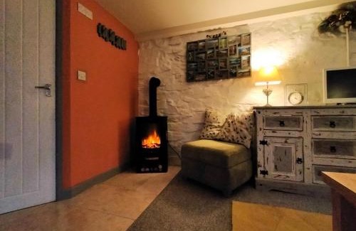 Llanfair Caereinion Apartment | Yr Hen Efail - Quirky Old Smithy cottage near forest walks, cycling & lakes