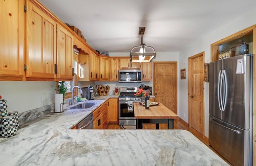 Blue Ridge Cabin | YR mountain views 10 mins to Main Street with fireplace, hot tub, pet-friendly