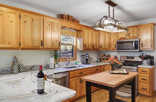 Blue Ridge Cabin | YR mountain views 10 mins to Main Street with fireplace, hot tub, pet-friendly