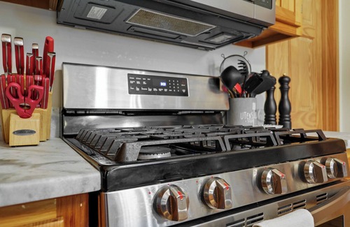 Blue Ridge Cabin | YR mountain views 10 mins to Main Street with fireplace, hot tub, pet-friendly