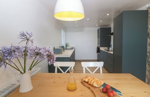 Dyffryn Ardudwy House | YR YSGUBOR, pet friendly, country holiday cottage in Dyffryn Ardudwy