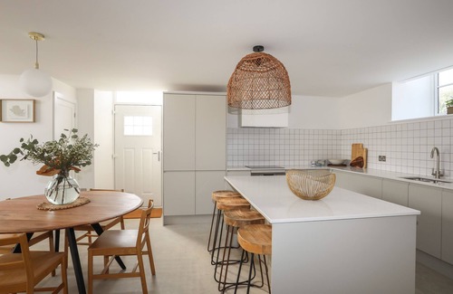 Tyn-y-Gongl Cottage | YSGOL FACH (LITTLE SCHOOL), pet friendly, with a garden in Benllech