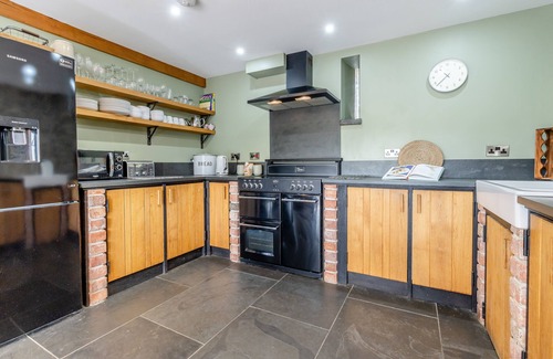 Machynlleth House | Ysgubor Tanllan - Three Bedroom House, Sleeps 6
