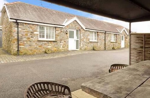 Llanelli House | YSGUBOR, with a garden in Llanelli