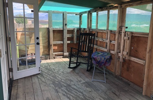 El Prado House | Yurt in Earth-Ship community! Solar Air-conditioning/Heating! Full Kitchen/Bath!