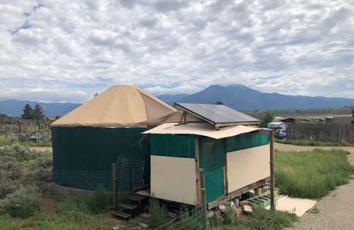 El Prado House | Yurt in Earth-Ship community! Solar Air-conditioning/Heating! Full Kitchen/Bath!