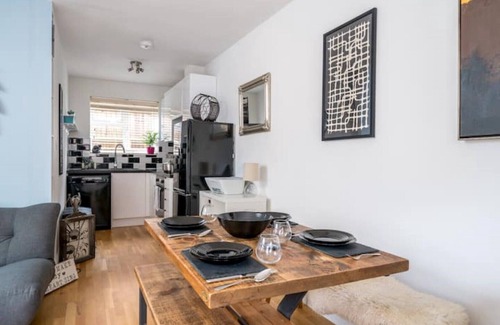 Lewisham House | Zen London living space with many transport links