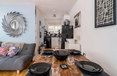 Lewisham House | Zen London living space with many transport links