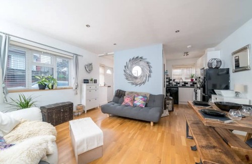 Lewisham House | Zen London living space with many transport links