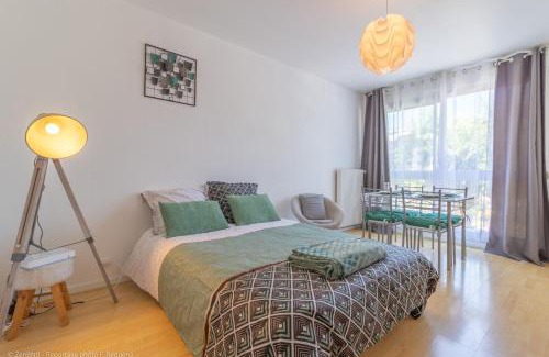 Annemasse Apartment | ZenBNB - L'émeraude - Beautiful Studio Apartment - Near Tram Station for Geneva