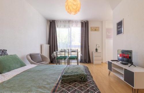 Annemasse Apartment | ZenBNB - L'émeraude - Beautiful Studio Apartment - Near Tram Station for Geneva