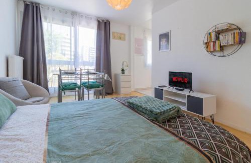 Annemasse Apartment | ZenBNB - L'émeraude - Beautiful Studio Apartment - Near Tram Station for Geneva